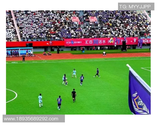 如图某足球运动员站在球场中央专注准备发起进攻的瞬间展示出无限潜力与激情